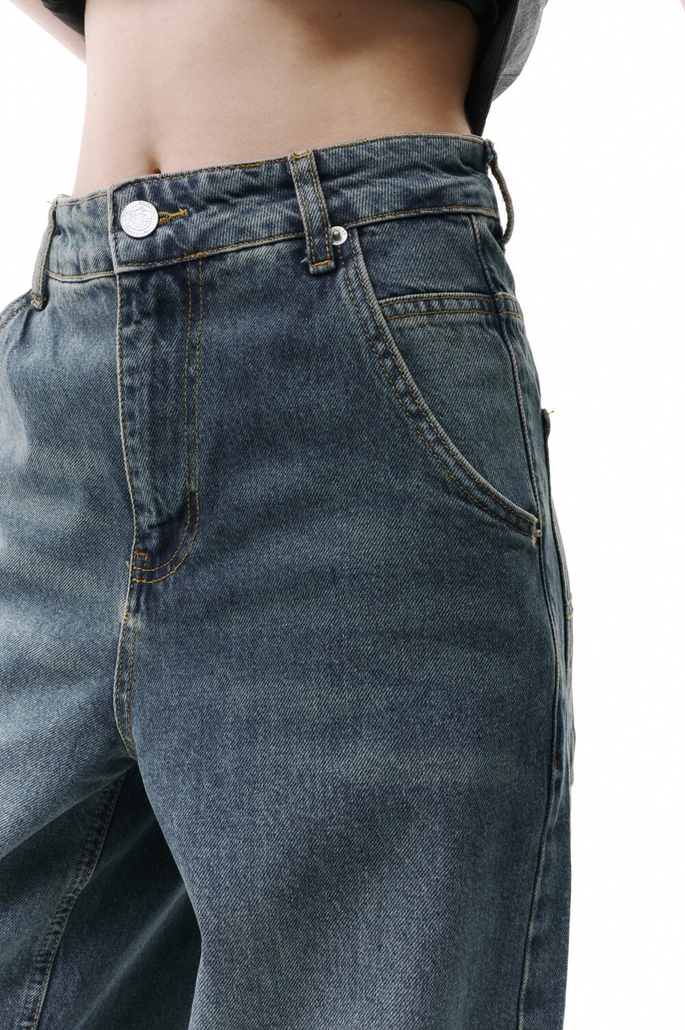 Relaxed jeans with a distressed effect